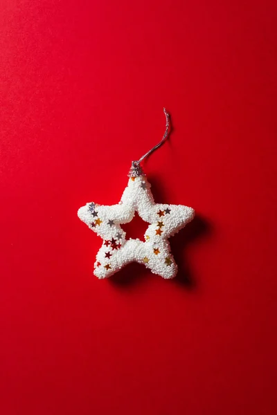 Brillante estrella blanca de Navidad sobre fondo rojo, concepto mínimo —  Fotos de Stock