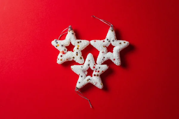 Adorno blanco de las estrellas de Navidad sobre fondo escaso —  Fotos de Stock
