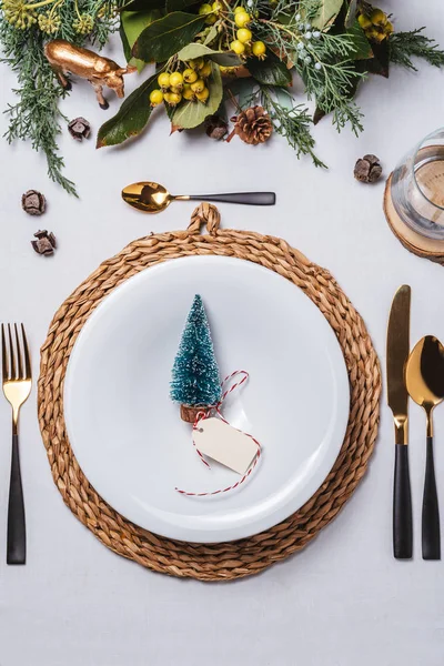 Eleganti ambientazioni natalizie, figurina di pino sul piatto — Foto Stock