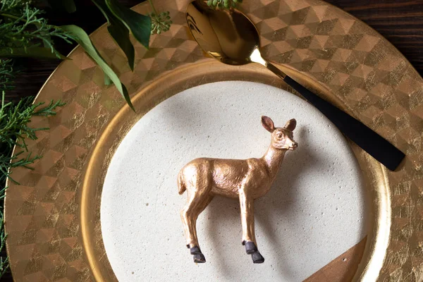 Luogo di vacanza impostazione e decorazione giocattolo renna dorata sul — Foto Stock