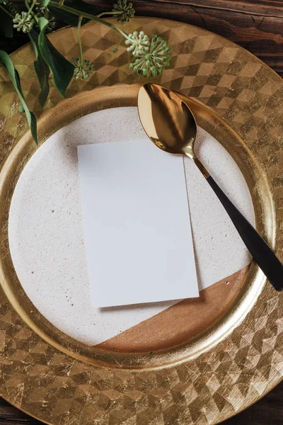 Gold place setting with empty menu, gold spoon and natural branc — Stockfoto