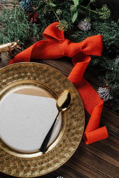 Holiday Gold place setting, decorated with pine branches. wooden — Stock Photo, Image