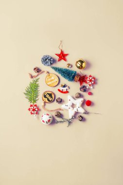 Yılbaşı kış dekorasyonundan yapılmış yaratıcı Noel düzeni. 