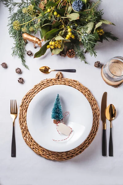 Eleganti ambientazioni natalizie, figurina di pino sul piatto — Foto Stock