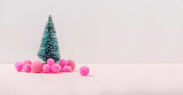 Miniatűr karácsonyfa és hórózsaszín labdák dekoráció. Nincs magyar neve — Stock Fotó