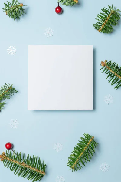 Blanco kaart met dennenbomen takken rode bessen en ster confetti — Stockfoto