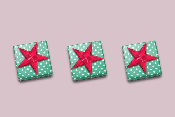 Kerst geschenkdozen en decoratieve ster op roze achtergrond. chr — Stockfoto