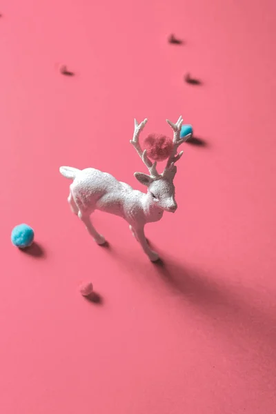 Fehér rénszarvas játék kis labdák gyapjú rózsaszín pasztell backg — Stock Fotó