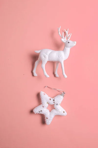 Різдвяна біла зірка та іграшка оленів на пастельному фоні . — стокове фото