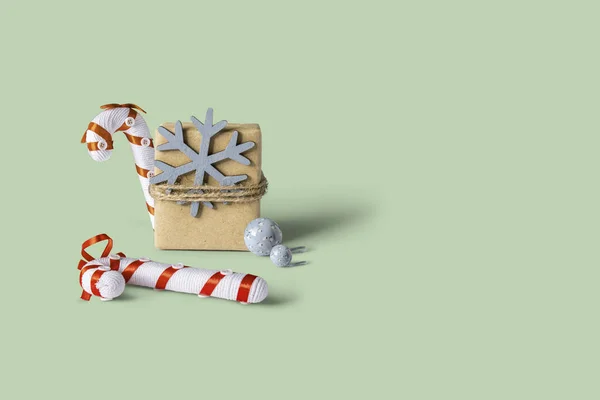Caja de regalo de Navidad con estrella de nieve y decoración de caña de Navidad —  Fotos de Stock