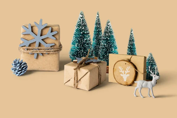 Vánoční dárky zabalené, obklopené malými borovicemi a — Stock fotografie