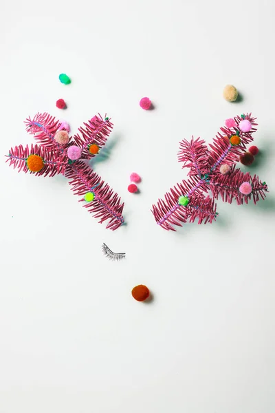 Cara de rena engraçada feita de bolas decoração e farelo de pinho rosa — Fotografia de Stock