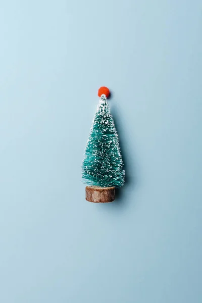 Pino de Navidad en miniatura. concepto de Navidad mínima —  Fotos de Stock