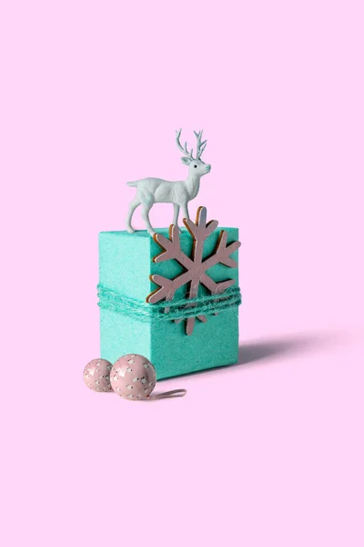 Karácsonyi ajándék doboz hó csillag és fehér rénszarvas pasztell b — Stock Fotó