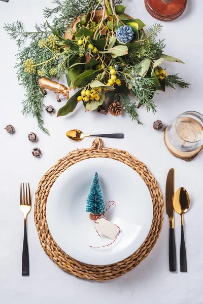 Elegante Kerst plaats instellingen, Dennenboom beeldje op de schotel — Stockfoto