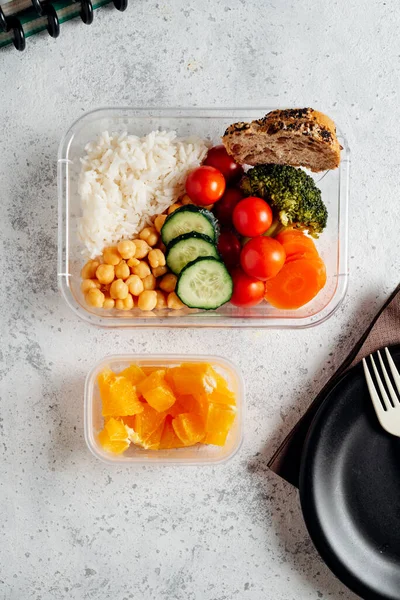 Beslenme çantasındaki sağlıklı yiyecekler, çalışma masasında çalışma elemanları.