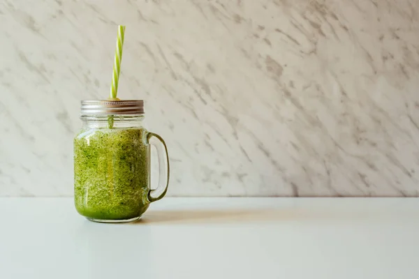 Healthy green smoothie in glass jar. Superfood — Stock Photo, Image