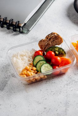 Beslenme çantasındaki sağlıklı yiyecekler, çalışma masasında çalışma elemanları.