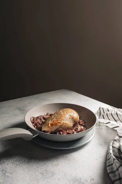Kipfilet in de pan, op gekarameliseerde rode ui — Stockfoto
