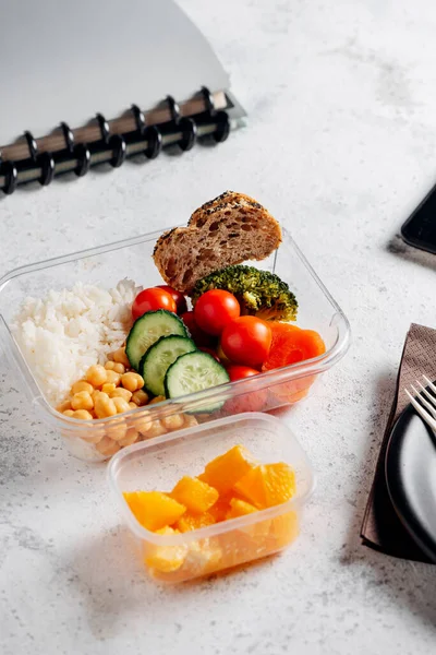 Comida Saludable Lonchera Mesa Trabajo Con Tableta Arroz Basmati Con —  Fotos de Stock