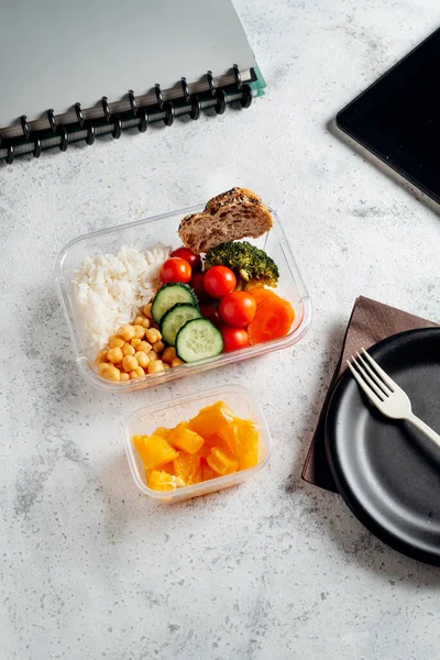 Comida Saludable Lonchera Mesa Trabajo Con Tableta Arroz Basmati Con —  Fotos de Stock