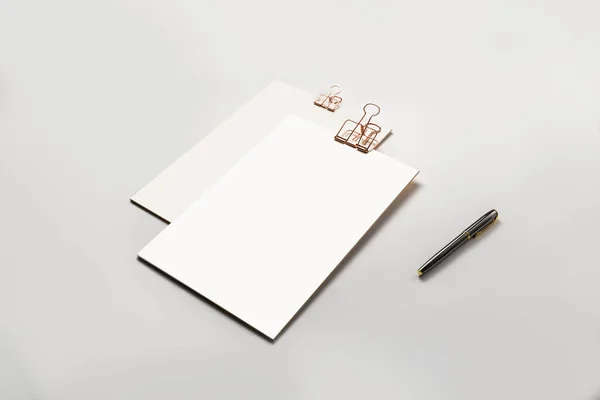 Πρόχειρο Χρυσό Κλιπ Λευκά Φύλλα Χαρτιού Και Στυλό Λευκό Φόντο — Φωτογραφία Αρχείου