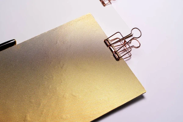 Δύο Χρυσά Σημειωματάρια Μακιγιάρισμα Χαρτικών Και Πένα Στο Γραφείο Εταιρικά — Φωτογραφία Αρχείου