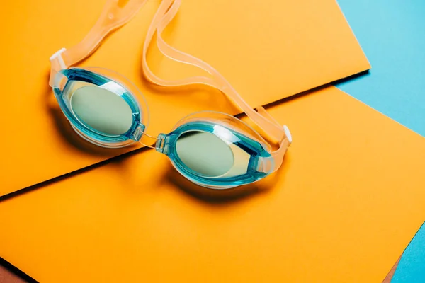Modré Plavecké Brýle Gumovým Popruhem Žlutém Geometrickém Pozadí Nikdo Produktová — Stock fotografie