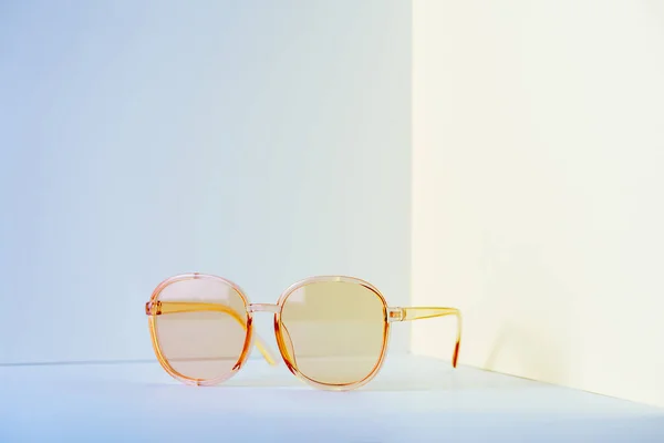 Moderna Orange Solglasögon Framför Hörnet Väggen Bakgrund Med Kopieringsutrymme Produktfoto — Stockfoto