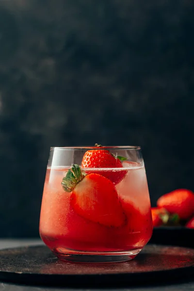 Delicioso Cóctel Fresas Cóctel Fresco Verano Con Fresas Naturales Cubitos — Foto de Stock