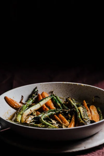 Kermaan Kasteltuja Vihanneksia Kastike Pannulla Pöydällä Valmis Syömään Terveellinen Syöminen — kuvapankkivalokuva