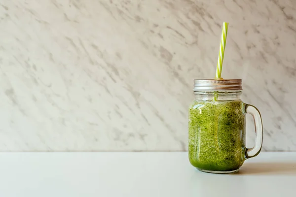 Frullato Verde Con Spinaci Mela Limone Vaso Vetro Paglia Fondo — Foto Stock