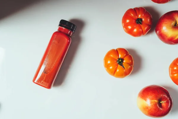 Bebida Batido Vermelha Garrafa Perto Tomates Maçãs Maduras Beterrabas Dieta — Fotografia de Stock