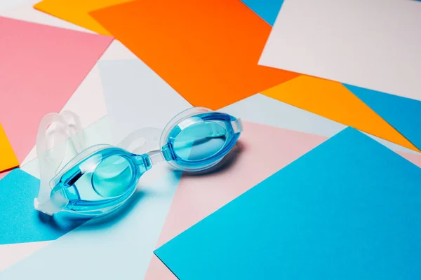 Óculos Banho Azuis Com Pulseira Borracha Fundo Geométrico Multicolorido Ninguém — Fotografia de Stock