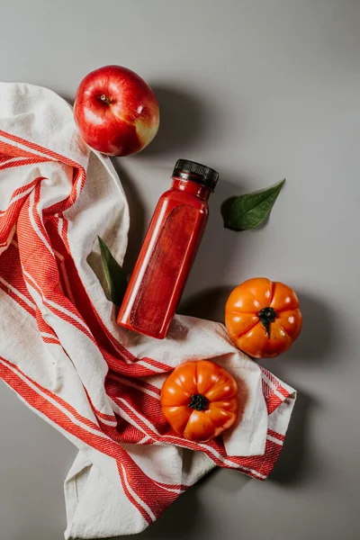 Bebida Smoothie Vermelho Garrafa Cercada Por Maçãs Vermelhas Tomates Beterrabas — Fotografia de Stock