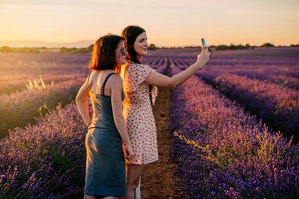 Twee Vrienden Hebben Plezier Maken Foto Met Hun Mobiele Telefoon — Stockfoto