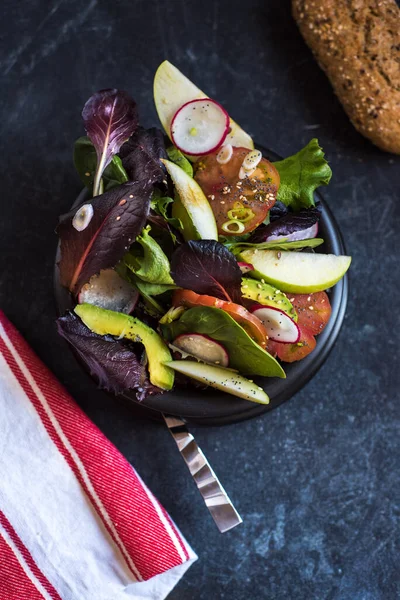 Heerlijke Tomaat Guacamole Sla Salade Met Groene Appel Radijs Versierd — Stockfoto