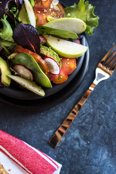 Deliciosa Ensalada Tomate Guacamole Con Manzana Verde Rábano Decorado Con — Foto de Stock