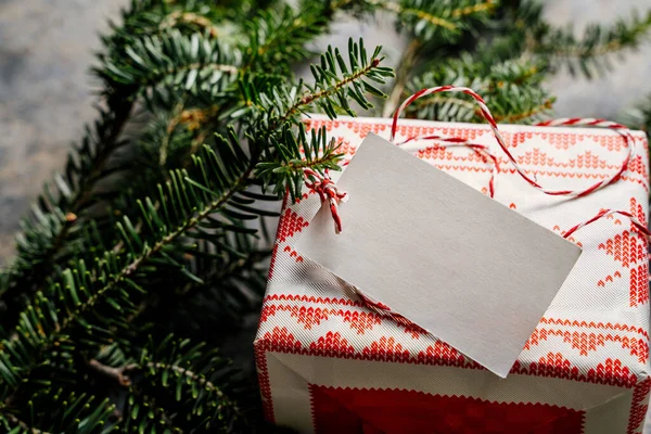 Weihnachtsgeschenkschachtel Eingewickelt Festliches Papier Mit Leerem Anhänger Und Klebeband Umgeben — Stockfoto