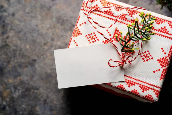 Caja Regalo Navidad Envuelta Papel Festivo Con Etiqueta Vacía Cinta — Foto de Stock