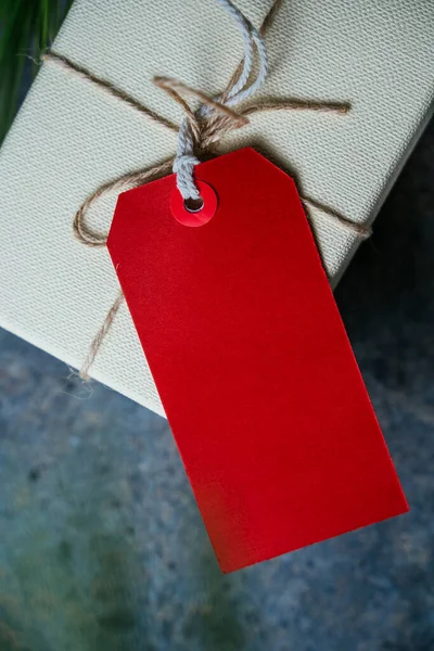 礼品盒 红色空白卡片 周围环绕着松树枝条 淡蓝色底色 在家里庆祝圣诞节的封闭礼物 — 图库照片