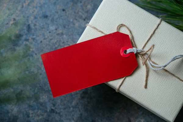 Caja Regalo Con Tarjeta Roja Vacía Rodeada Ramas Pino Rústico —  Fotos de Stock