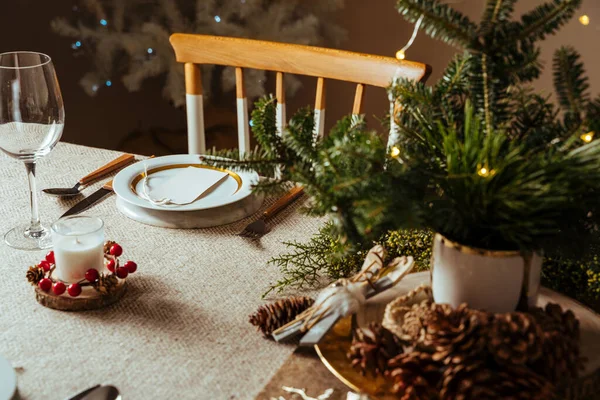 Acogedor Escenario Mesa Navidad Decorado Con Ramas Pino Conos Pino — Foto de Stock