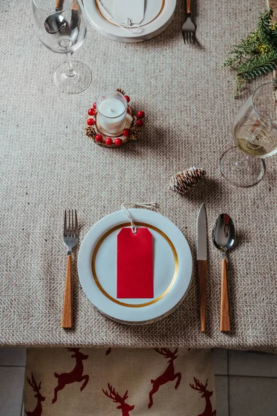 节日金店设备齐全 圣诞餐桌菜单上有空卡 装饰品和松木枝条 乡村米色壁炉架上 家常便饭 从上面看北欧风格 — 图库照片