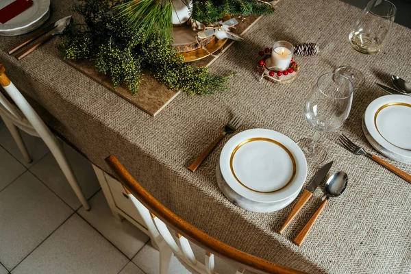 节日金店设备齐全 圣诞餐桌菜单上有空卡 装饰品和松木枝条 乡村米色壁炉架上 家常便饭 从上面看北欧风格 — 图库照片