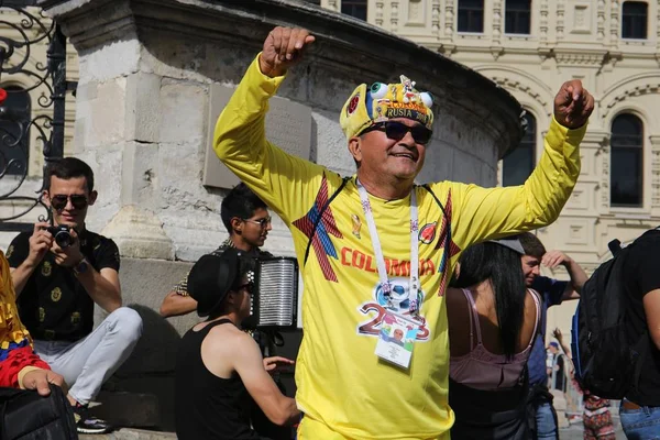 Aficionados Fútbol Colombiano Bailando Amarillo Plaza Roja Moscú Zona Fans —  Fotos de Stock