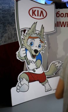 Moskova, Rusya - Temmuz, 2018: Dünya Kupası 2018 ve FIFA Konfederasyon Kupası 2017 kurt Zabijaka modacı Meydanı Moskova'nda resmi maskotu