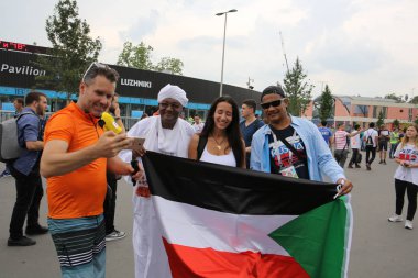 Moskova, Rusya, - Temmuz, 2018:2018 FIFA Dünya Kupası ve FIFA Konfederasyon Kupası 2017, Manezhnaya, fanlar kare Moskova'da