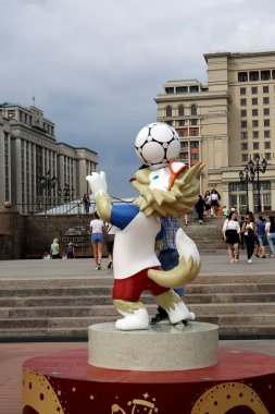 Moskova, Rusya - Temmuz, 2018: Dünya Kupası 2018 ve FIFA Konfederasyon Kupası 2017 kurt Zabijaka modacı Meydanı Moskova'nda resmi maskotu
