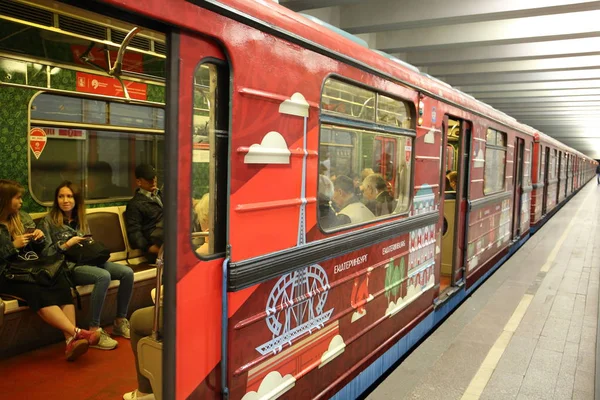 ルジニキ カップ世界中のゲームのファンを運ぶ モスクワの地下鉄の電車をスポーツします Fifa ワールド カップ 2018年 Fifa ワールド カップ — ストック写真